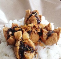 Nasi Bakso Goreng dengan Saos Pedas ala 2 Nyonya,  lengkap dengan kuah bakso plus sayur Bakso 2 Nyonya